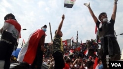 تصویری از معترضان عراقی در بغداد در روز یکشنبه ۱۲ آبان‌ماه.