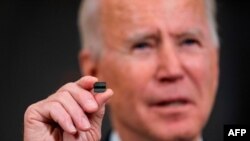 El presidente de Estados Unidos, Joe Biden, sostiene un semiconductor mientras habla antes de firmar un decreto sobre la economía, el pasado 24 de febrero.