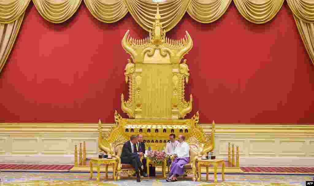 US President Barack Obama takes part in a bilateral meeting with Myanmar&#39;s President Thein Sein at the Presidential Palace in Naypyidaw, Myanmar.