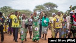 Amai Grace Mugabe vanosvika pamusangano ku Maphisa, Matabeleland South