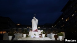 Una vista de la estatua del difunto papa Juan Pablo II en el exterior del Hospital Gemelli, donde el papa Francisco está internado para recibir tratamiento, en Roma, Italia, el 24 de febrero de 2025.