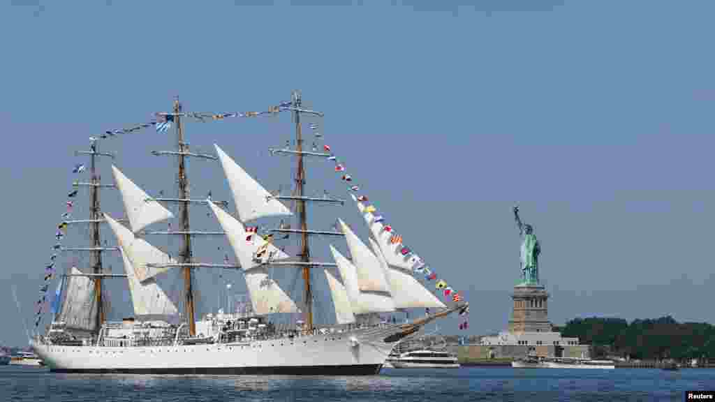 2026年7月4日，在纽约举行的庆祝美国250周年的“帆船巡游250”(Sail 250)活动期间，阿根廷“自由号”（ARA Libertad)高桅帆船驶过自由女神像。