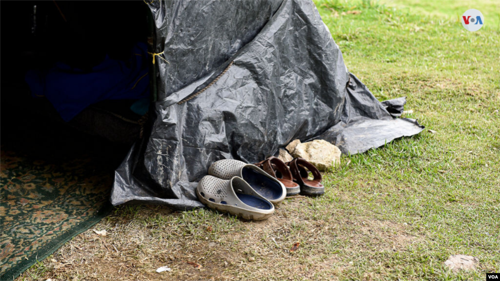 Han dejado a entrada los zapatos fuera de las improvisadas carpas para no ensuciar la manta que cubre el piso y sobre la que duermen. [Foto: Diego Huertas]