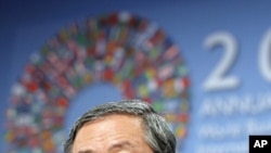 China's Central Bank Governor Zhou Xiaochuan at the BRICS finance ministers news conference at IMF headquarters in Washington, Sept. 22, 2011na)