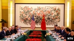 Menteri Perdagangan AS Wilbur Ross, kedua dari kiri, dan Wakil Perdana Menteri China Liu He, keempat dari kanan, menghadiri pertemuan di Wisma Tamu Negara Diaoyutai di Beijing, 3 Juni 2018.