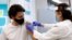 Thủ tướng Canada Justin Trudeau được tiêm vaccine AstraZeneca tại một tiệm thuốc ở Ottawa, Ontario, Canada, ngày 23/4/2021.  