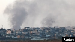 Dim se diže u Gazi, usred tekućeg sukoba između Izraela i Hamasa, kako se vidi iz Izraela, 17. oktobra 2024. (Foto: REUTERS/Amir Cohen)