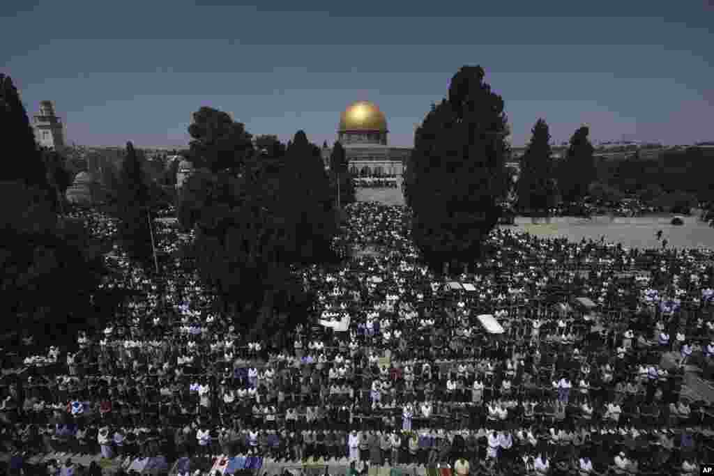 یروشلم میں الاقصیٰ کمپاؤنڈ میں نمازِ جمعہ کے بڑے اجتماع میں ہزاروں افراد شریک ہوئے۔