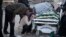 Había mujeres llorando y rezando mientras los trabajadores encontraban nuevos cuerpos entre los escombros de bloques de apartamentos en la ciudad kurda de Sarpol-e-Zahab y utilizaban mantas pesadas para trasladar los cadáveres.