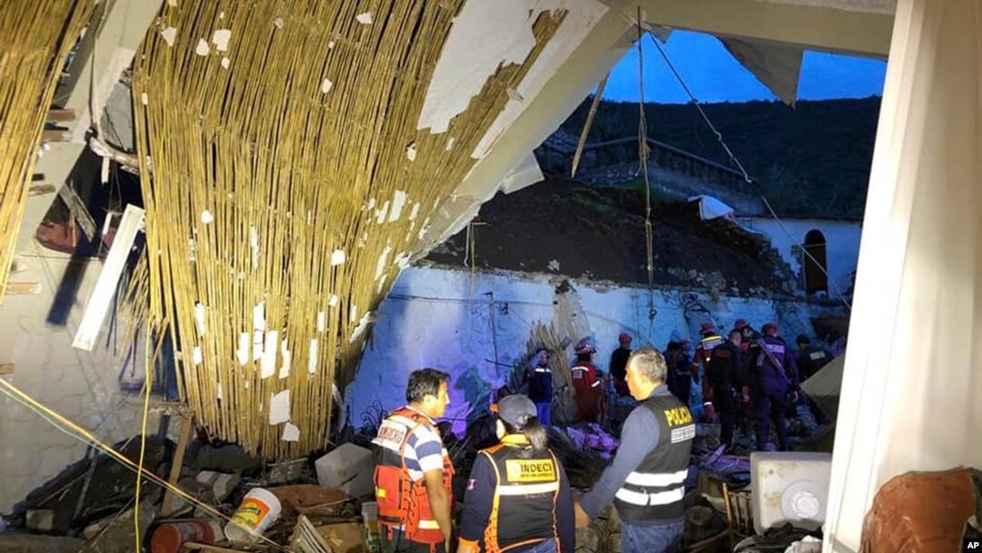 Dinding hotel Alhambra di kota Abancay, Peru, yang ambruk pada hari Minggu (27/1).