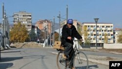 Policija u Mitrovici pretražila je šest zgrada u potrazi za osumnjičenima, ali niko još nije uhapšen.