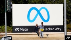 Logo Meta di luar kantor pusat perusahaan di kota Menlo Park, California (foto: ilustrasi). 