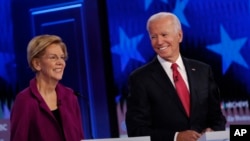 El ex vicepresidente Joe Biden y la senadora Elizabeth Warren durante el debate entre los precandidatos demócratas a la Casa Blanca el 20 de noviembre de 2019.