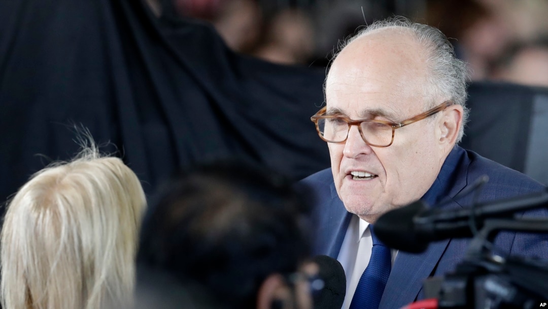 Trong một phát biểu riêng biệt, ông Giuliani nói đội ngũ luật sư của ông Trump "có thể sẽ" cho phép Công tố viên Đặc biệt Robert Mueller phỏng vấn tổng thống. 