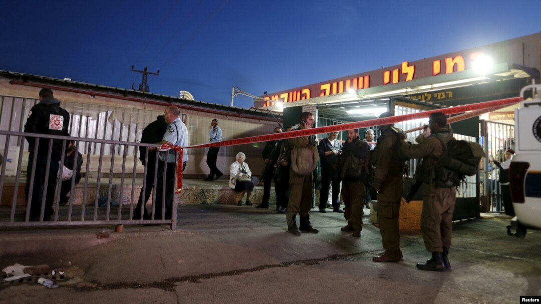 Pasukan Israel mengamankan lokasi penikaman di supermarket dekat Ramallah, Tepi Barat, Kamis (18/2).