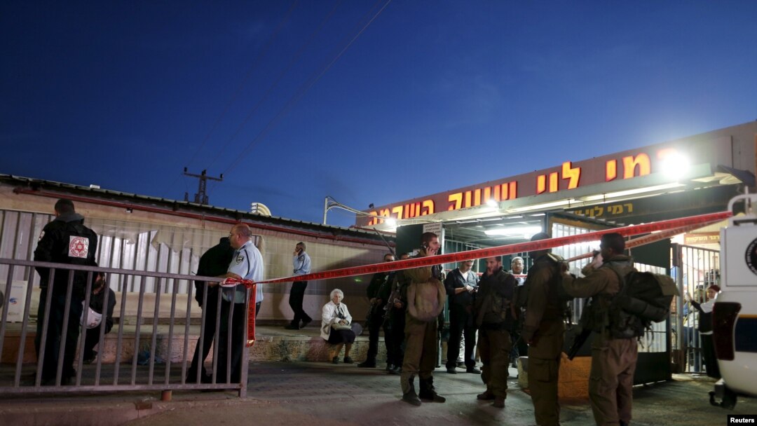 Ciidamada Israel oo ku sugan goobta weerarka uu ka dhacay. Feb. 18, 2016.