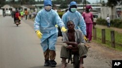 Mali ha sido considerada como altamente vulnerable a la propagación del ébola ya que comparte una frontera con Guinea y Senegal. En la imagen, trabajadores de la salud transportan a un individuo con síntomas del virus en Liberia.