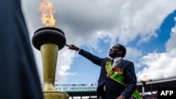 Mutungamiri weZimbabwe, VaEmmerson Mnangagwa, vachibatidza rimi remucherechedzo werusunguko pazuva rekupemberera kuzvitonga