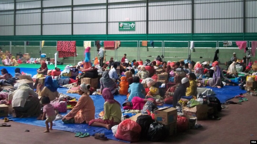Anggota kelompok Syiah mengungsi di Gedung Olahraga di Sampang, Madura, setelah mengalami serangan. (Foto: VOA/Petrus Riski) 
