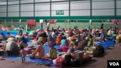 Anggota jemaah Syiah dari Sampang, Madura, yang mengungsi menyusul serangan terhadap mereka. (Foto: VOA/Petrus Riski) 