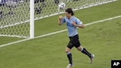 L'Uruguayen Edinson Cavani célèbre son premier but lors du match de la Coupe du Monde Groupe D entre l'Uruguay et le Costa Rica à l'Arena Castelao, à Fortaleza, Brésil, 14 juin 2014. 