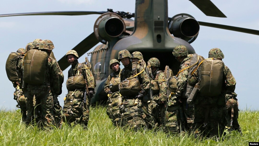 2013年7月8日﹐日本陸上自衛隊第1空降旅的士兵準備登上一架CH-47型直升機在西東京裾野市進行降落傘降訓練。
