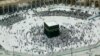 Ibadah umrah di Kaaba, Masjidil Haram di kota Mekah, Saudi Arabia diikuti oleh jamaah Muslim yang lebih kecil dari biasanya, Rabu (4/3), di tengah penerapan larangan umrah oleh pemerintah Saudi untuk mencegah perebakan wabah virus corona.