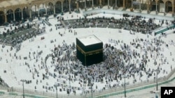 Ibadah umrah di Kaaba, Masjidil Haram di kota Mekah, Saudi Arabia diikuti oleh jamaah Muslim yang lebih kecil dari biasanya, Rabu (4/3), di tengah penerapan larangan umrah oleh pemerintah Saudi untuk mencegah perebakan wabah virus corona.