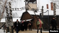 بازدید قربانیان هولوکاست از اردوگاه کار اجباری و مرگ آشویتس،‌ لهستان 