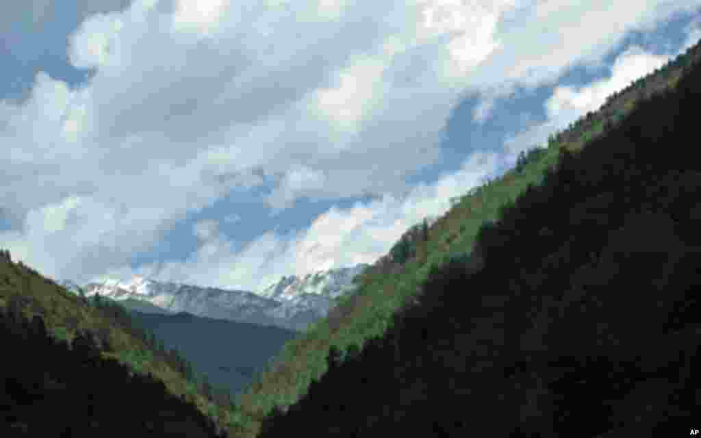 夹金山及其附近的高山