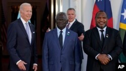 美国总统拜登与巴布亚新几内亚总理詹姆斯·马拉佩（James Marape，右）和所罗门群岛总理马纳西·索加瓦雷(Manasseh Sogavare，中)一起参加一项活动。（美联社资料图）
