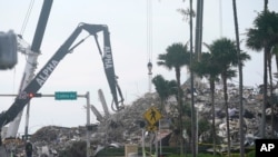 Equipos de rescate trabajan en los escombros del edificio de condominios Champlain Towers South derrumbado, el martes 6 de julio de 2021, en Surfside, Florida.