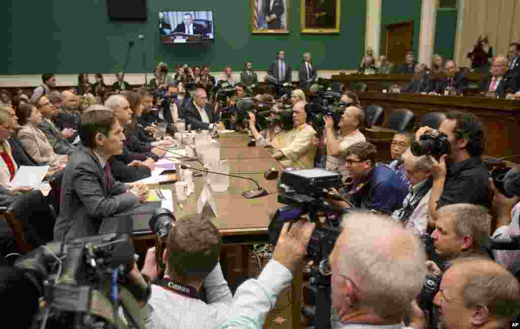 Centers for Disease Control and Prevention (CDC) Director Dr. Tom Frieden (left) prepares to testify&nbsp; prior to testifying during a hearing to examine the government&#39;s response to contain the disease and whether America&#39;s hospitals and health care workers are adequately prepared for Ebola patients, Capitol Hill, Washington, Oct. 16, 2014. 