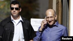 Cựu Thủ tướng Israel Ehud Olmert bên ngoài Tòa án sau phiên xử tại Jerusalem, ngày 24/9/2012 