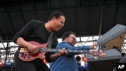 Bassist Stanley Clarke & keyboardist George Duke (2006 file photo)