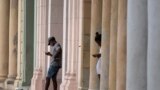 Cubanos usan sus teléfonos celulares desde una conexión wifi pública cerca del malecón en La Habana, Cuba, el martes 14 de julio de 2021.