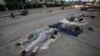 Para buruh tidur di pinggir jalan pada pagi hari musim panas yang terik di Karachi, Pakistan (29/5). Gelombang udara panas sedang melanda India dan Pakistan. 