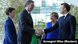 Nemačka kancelarka Angela Merkel i predsednik Francuske Emanuel Makron dočekuju predsednika i premijerku Srbije Aleksandra Vučića i Anu Brnabić u Berlinu (Foto: Reuters/Annegret Hilse) 