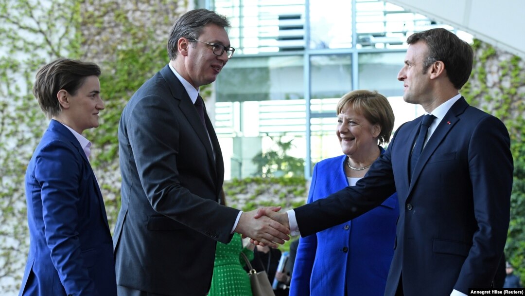 Nemačka kancelarka Angela Merkel i predsednik Francuske Emanuel Makron dočekuju predsednika i premijerku Srbije Aleksandra Vučića i Anu Brnabić u Berlinu (Foto: Reuters/Annegret Hilse) 