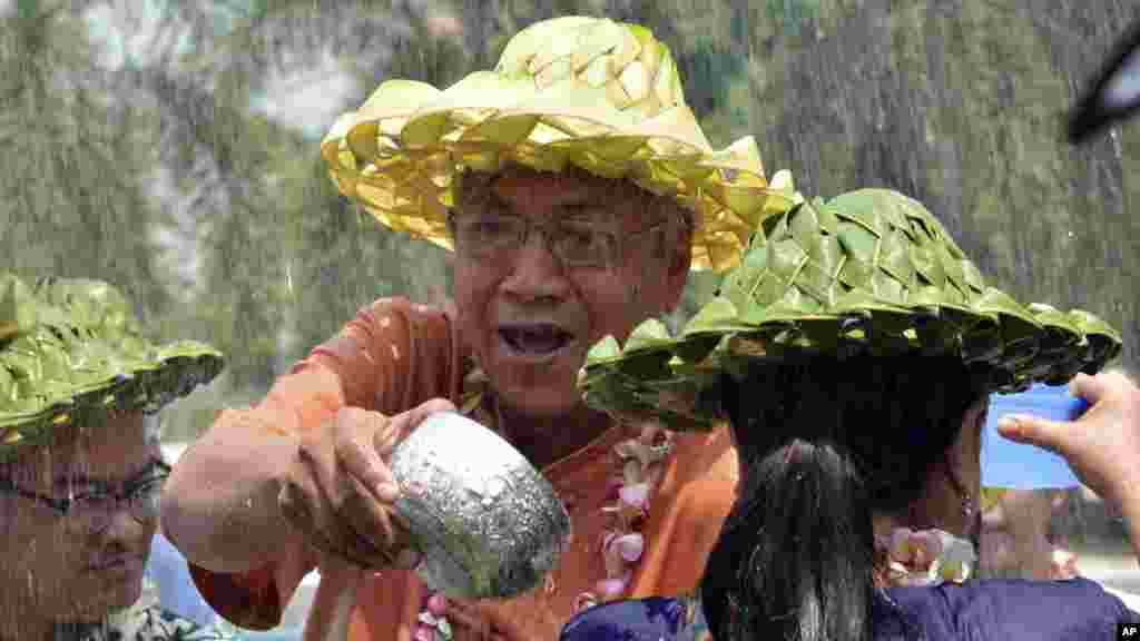 Le président Myanmar Htin Kyaw, arrose lors d'une cérémonie pour marquer festival de l'eau à Naypyitaw, le 12 avril 2016.
