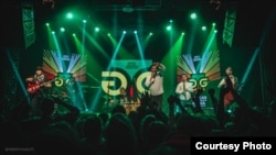 ប៉ូលិស​កូបកម្ម​បាញ់​ឧស្ម័ន​ទៅកាន់ក្រុម​អ្នកថតរូប​អំឡុង​ការ​ប៉ះទង្គិច​មួយ​ក្នុង​បាតុកម្ម​មួយ​ក្នុង​ទីក្រុង​ប៉ារីស។​បុគ្គលិកសេវាកម្មសាធារណ​បាន​នាំគ្នា​ធ្វើបាតុកម្ម​ប្រឆាំង​នឹង​ផែនការ​របស់រដ្ឋាភិបាល​ដើម្បី​កាត់បន្ថយ​ការងារ​ចំនួន​១២០,០០០​ក្នុង​ឆ្នាំ​២០២២។