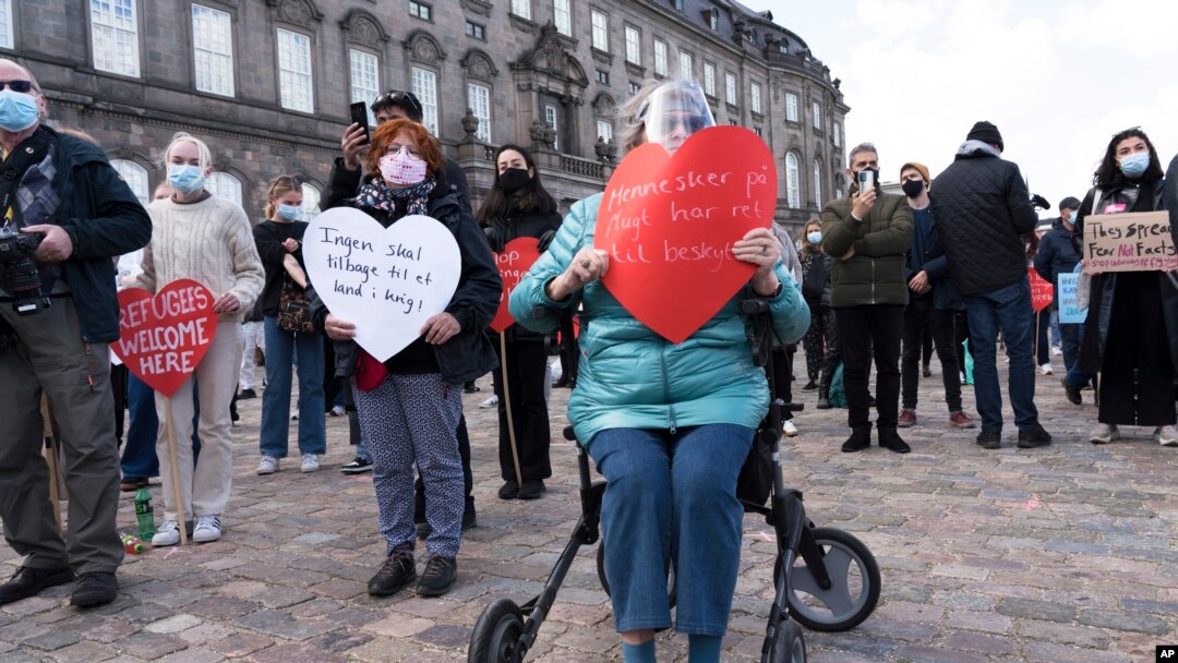 Abantu bariko biyamiriza poritike ya Danemark yo gukumira impunzi no kuzitahukana. Copenhage, Danmark, kw'itariki ya 21/04/2021 