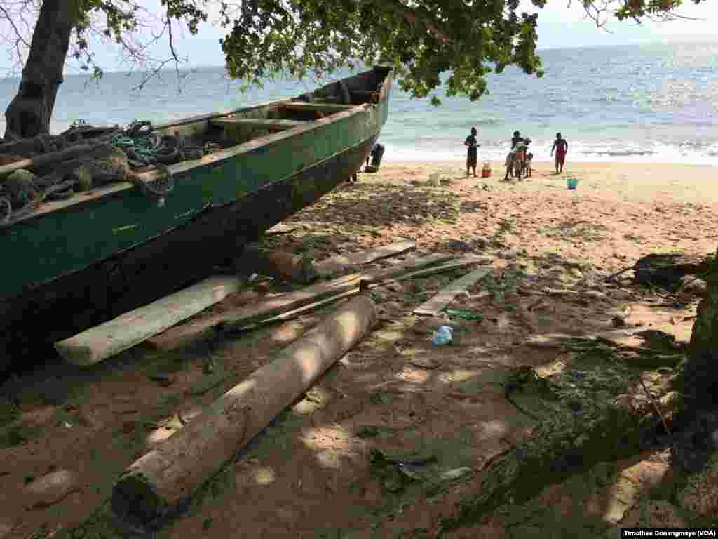 La pêche artisanale à Libreville, au Gabon, le 30 janvier 2017. (VOA/Timothee Donangmaye)