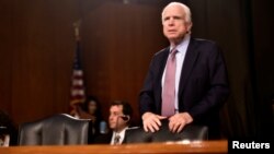 El senador John McCain consideró que Trump podría "aclararlo en un minuto" si él llamara "al director de la CIA, al director de inteligencia nacional y dijera, 'Ok, ¿qué sucedió?'"