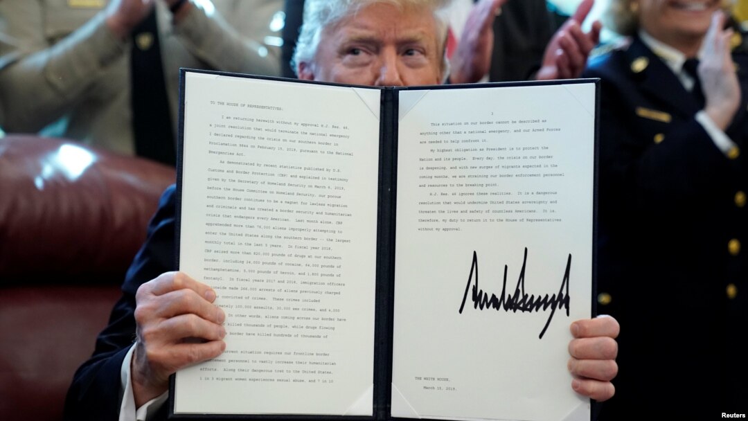 Prvi veto predsednika SAD Donalda Trampa na rezoluciju o ukidanju vanrednog stanja, koju je usvojio Kongres Foto: Rojters/Jonathan Ernst