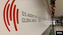 Simbol Agencije za globalne medije SAD, na zidu u hodniku zgrade Koen, u kojoj se nalazi sedište Glasa Amerike (Foto: VOA)