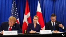 Президент США Дональд Трамп, прем’єр-міністерка Данії Метте Фредеріксен та прем’єр-міністр Гренландії Єнс-Фредерік Нільсен підписують угоду про безпеку під час Генсамблеї ООН у вівторок, 22 вересня 2026 року. Фото: AP/Julia Demaree Nikhinson