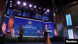 조 바이든 미국 민주당 대통령 후보가 10일 델라웨어주 윌밍턴에서 연설했다. 왼쪽은 카멀라 해리스 부통령 후보.