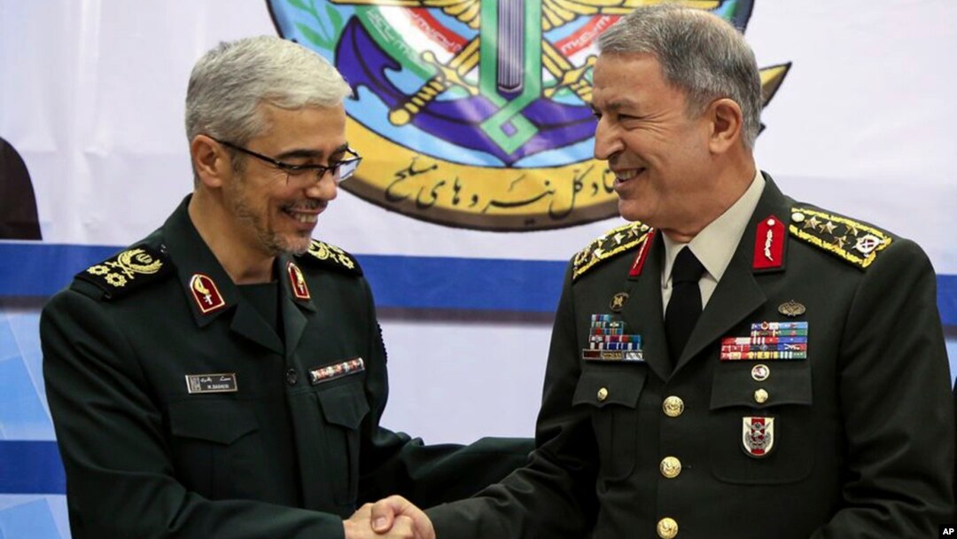 Kepala angkatan bersenjata Turki, Jenderal Hulusi Akar (kanan) diterima Panglima militer Iran Jenderal Mohammad Hossein Bagheri, di Teheran, Senin (2/10). 