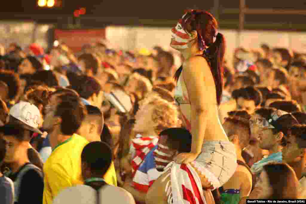 Más de 90 mil estadounidenses invadieron Brasil para apoyar a su selección durante el Mundial de Brasil. Durante cada partido, demostraron su pasión por el fútbol y su apoyo incondicional a su equipo. [Fotos: Gesell Tobías, VOA]